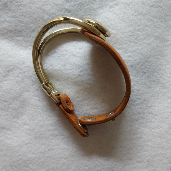 Yik Fung genuine leather clasp bracelet with gold accent - Picture 5 of 7